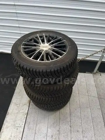 Studded Snow Tires (ct.4) (ID #12088) (25-4447-1) 89099