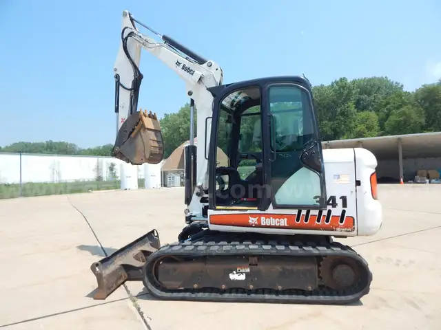 2005 Bobcat Compact Excavator with Hydraulic Thumb, Model 341G
