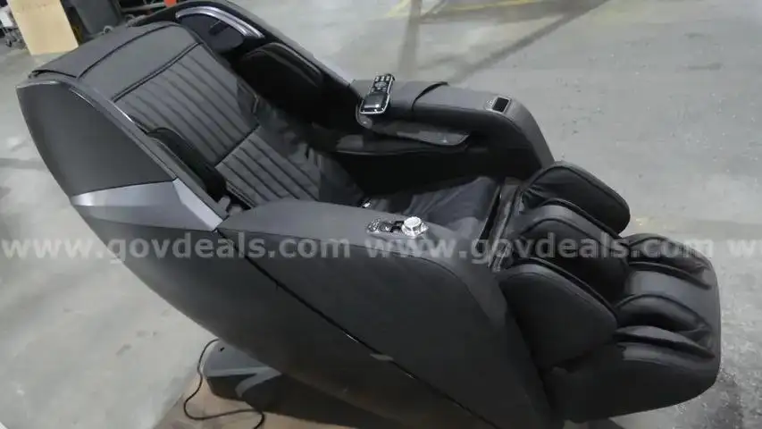 (1)-Insignia 3D Zero Gravity Full Body Massage Chair, Black. 120v