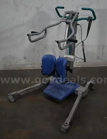 ARJO SARA 3000 SIT-TO-STAND POWER PATIENT LIFT w/ BATTERY