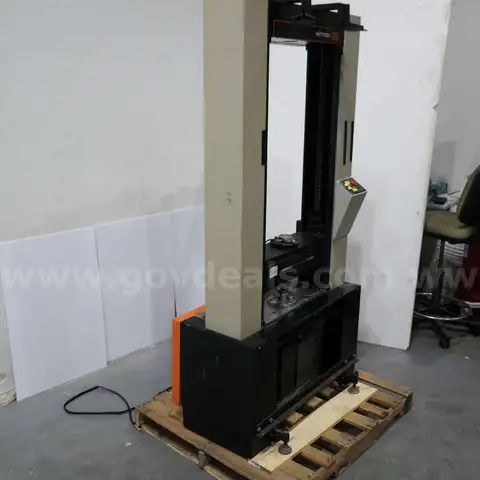Instron 4400R Universal Tensile Tester