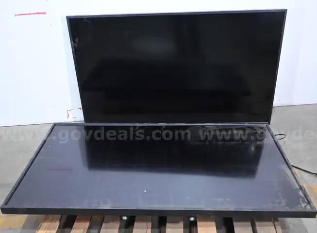 Lot of (2) NEC MultiSync X651UHD-2 LCD Monitor