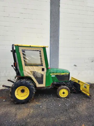Diesel John Deere 4100 enclosed cab Tractor