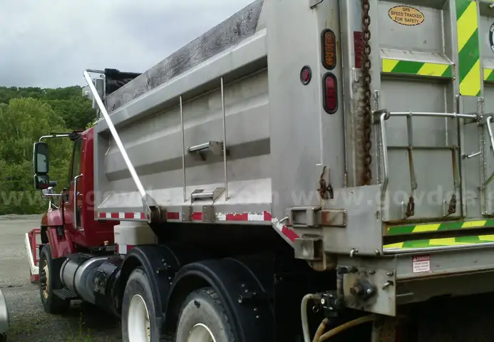 2011 INTERNATIONAL 7400 TANDEM AXLE DUMP TRUCK
