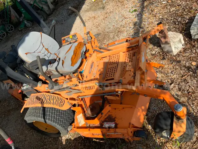 SCAG MOWER    TURF TIGER    VELOCITY PLUS    61 INCH CUT   DOES NOT RUN !!!
