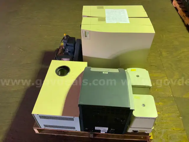 LOT OF VARIOUS PIECES OF SCIENTIFIC EQUIPMENT