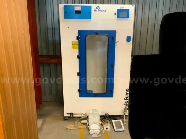 LOT OF VARIOUS PIECES OF SCIENTIFIC EQUIPMENT