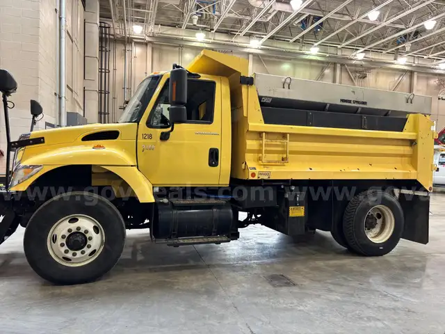 2005 International 7400 Dump Truck w/Plow Equipment ** Low Miles and Hours **