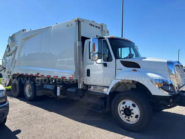 2010 International 7400 Rear Load Refuse Truck