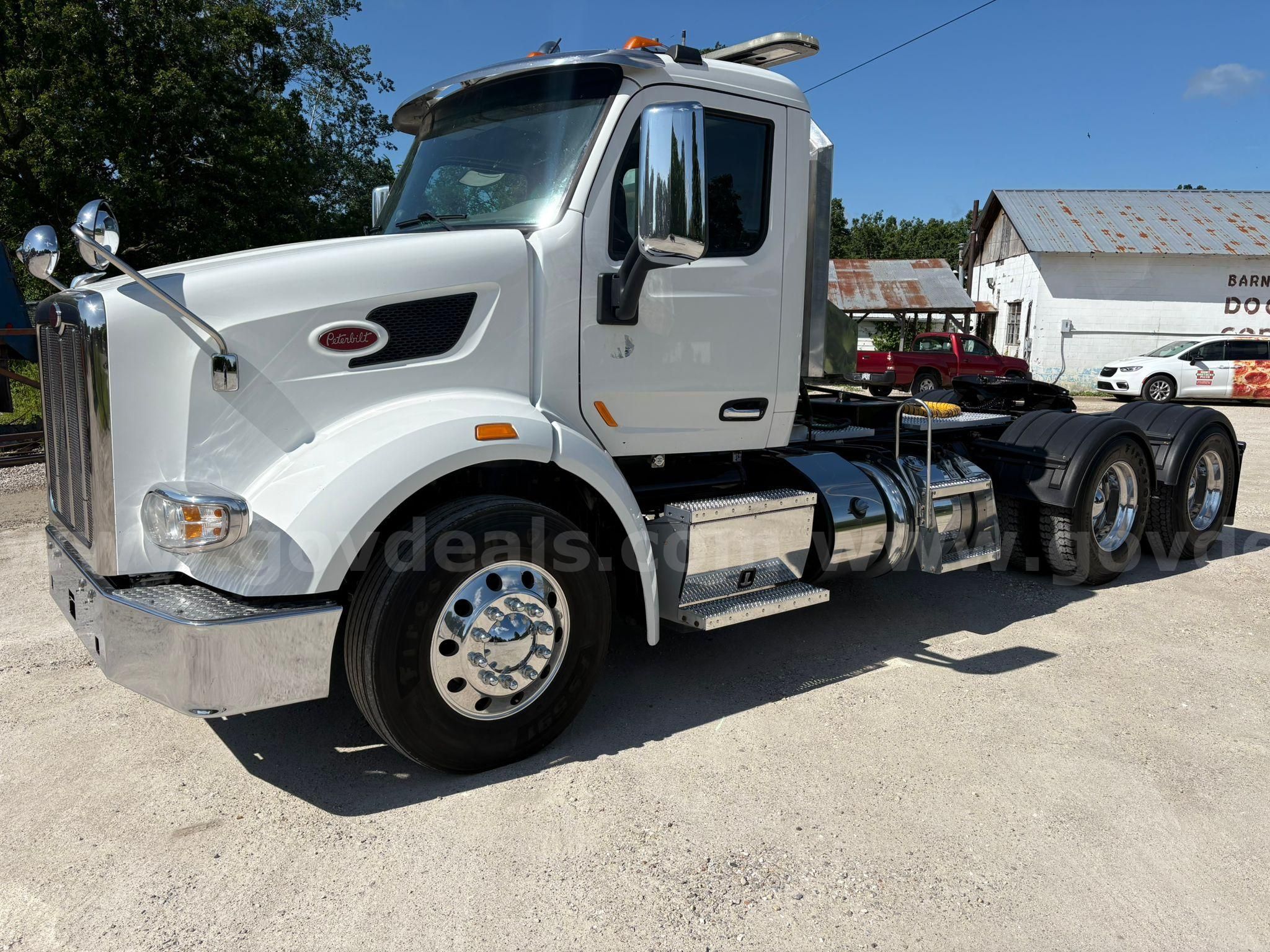 Photo of a 2017 Peterbilt 567