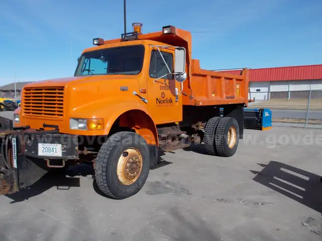 1996 International 4800, 4WD w/ 10' Snowplow Included   * Low Miles *