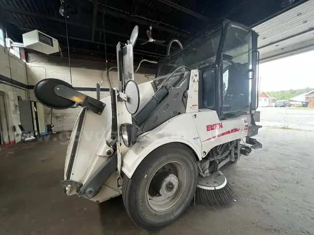 2012 Elgin Pelican NP-2685-D Sweeper