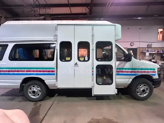 2008 Ford E-350 Econoline Extended Van w/ Wheelchair Lift
