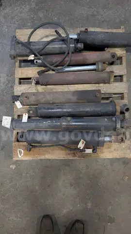 Assorted Hydraulic cylinders
