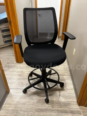 High-Seated Office Chair