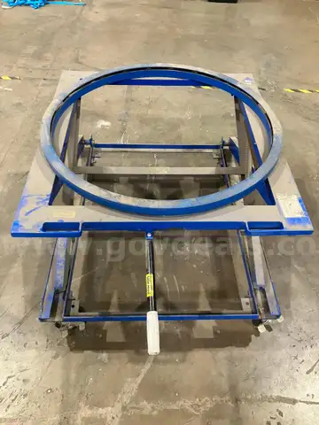 Adjustable Pallet Stand w/carousel and casters