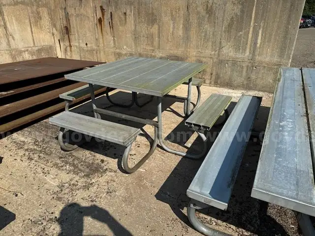 Aluminum Picnic table 4ftx4ft