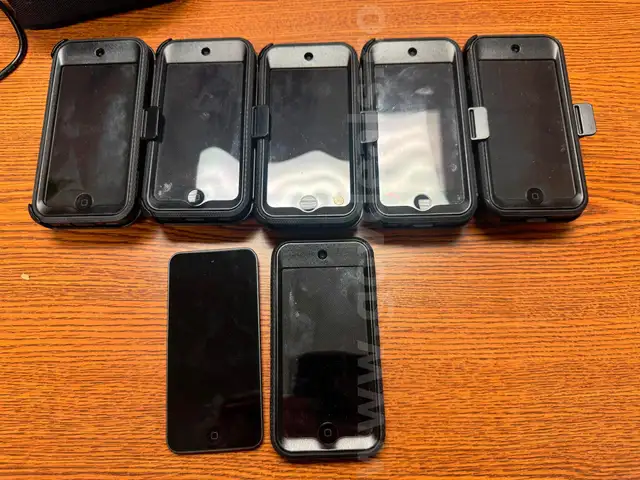 1 Lot of 7 iPod Touch