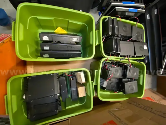 Single lot of mobile radios.