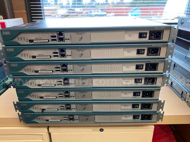 A single lot of seven Cisco 2811 V07 Integrated Services Routers