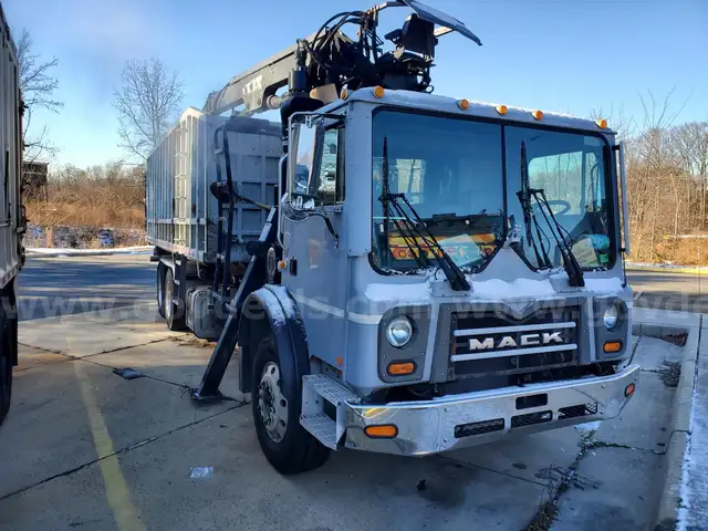 2014 Mack MRU600 Knuckle Boom Grapple Truck