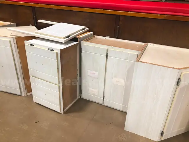 Lot of 20 Kitchen Cabinets