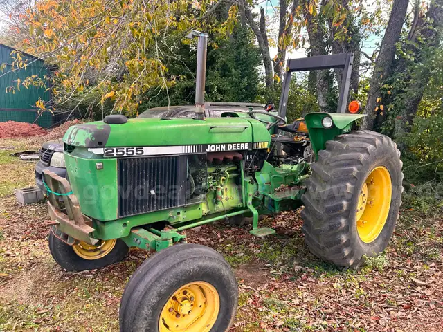 John Deere Farm Tractor 2555
