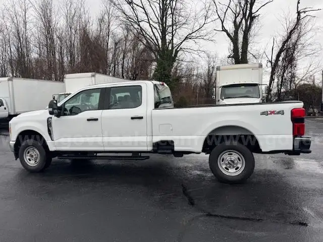 2023 LOW MILE Ford F350 Crew Cab 4x4 Long Bed Pick Up