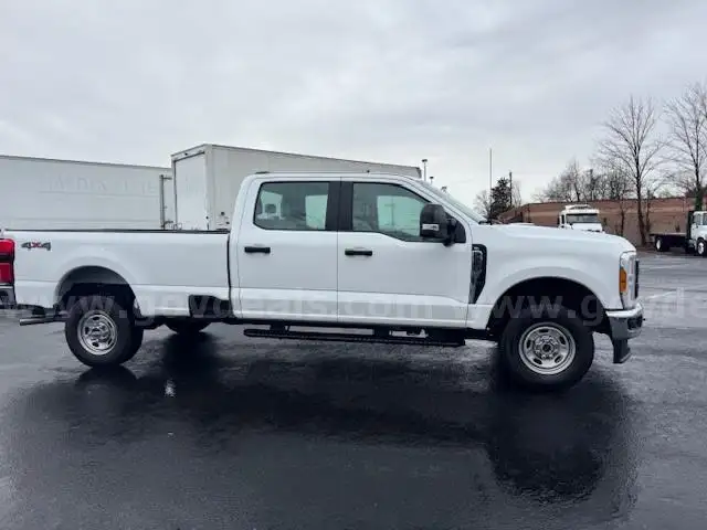 2023 LOW MILE Ford F350 Crew Cab 4x4 Long Bed Pick Up
