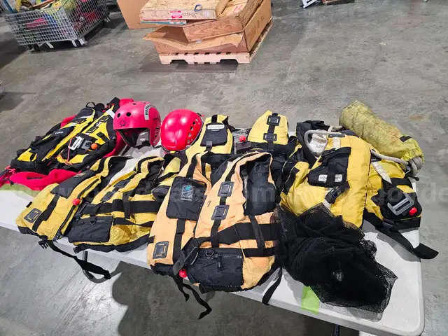swift water rescue equipment Set of 2 helmets, 5 PFDs, 1 Floating throw rope bag, mesh gear bag