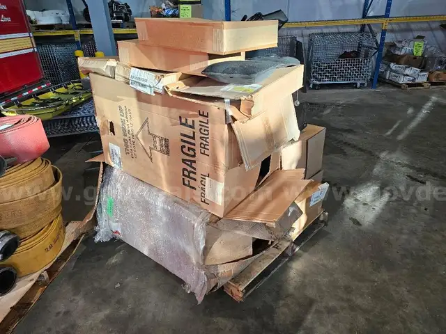 Pallet of Fire truck seats. 3 Complete air ride seats, one captain's chair, parts etc. Pierce