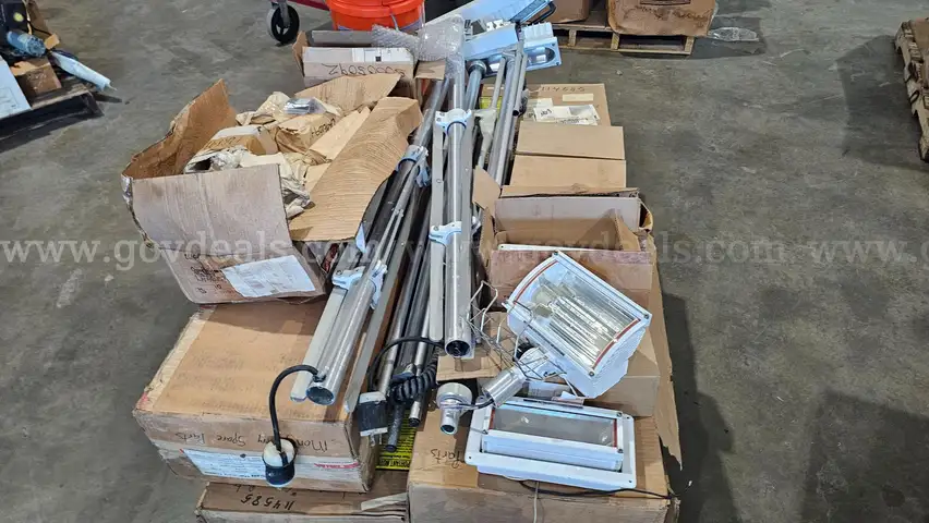 Halogen fire truck lighting. pole light and tripod new old stock