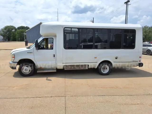 2010 Ford Econoline w/Braun Wheelchair Lift