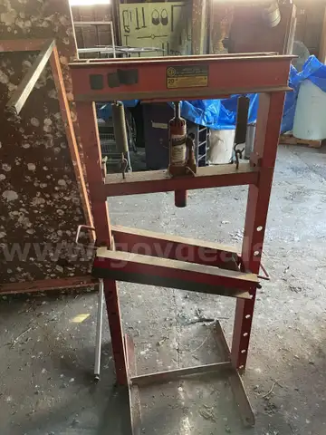 Columbia International 20 ton capacity shop press