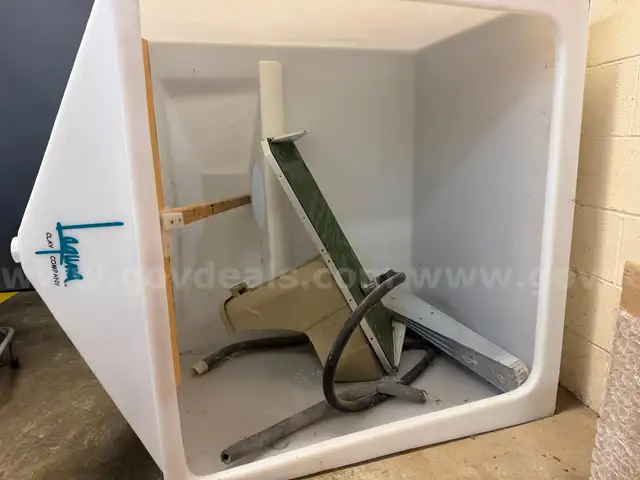 Ceramics spray booth