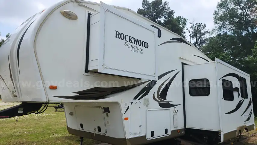 Travel Trailer 2012 Rockwood 8281WS 5th Wheel Kingpin