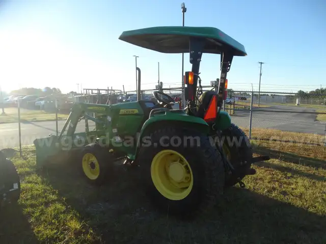 2014 John Deere 3032E Tractor