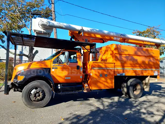 2010 Ford F-750 Forestry Bucket Truck Altec LRV55,