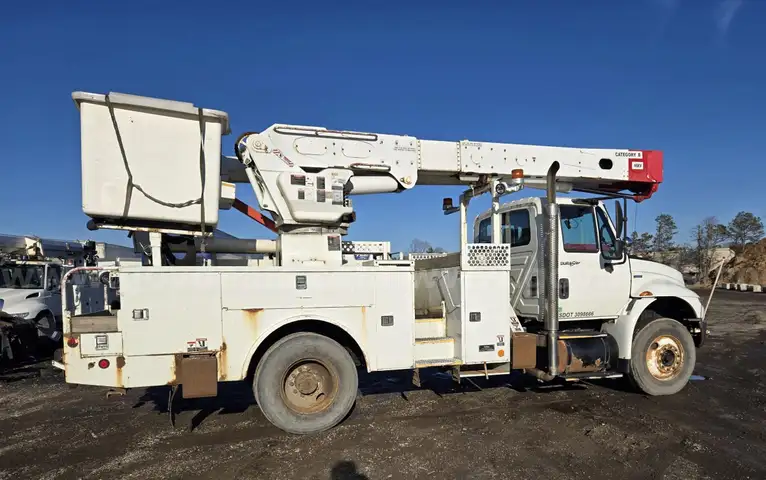 Altec AM50-MH 55 Ft Boom mtd on 2009 International 4400  Bucket Truck