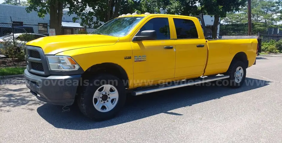 2016 RAM 2500 Crew Cab Liftgate, 4x4, 5.7L Hami , reads 45k Miles