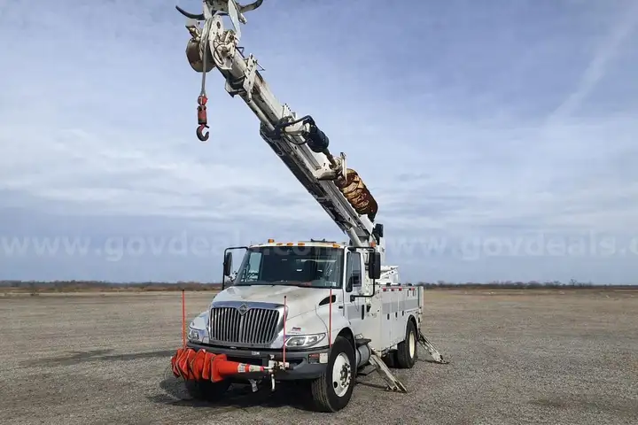 2012 International 4300 54k original miles, Altec DM47 TR, 23,790 Lb Digger