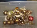 1 LOT OF CHRISTMAS DECORATIONS 10 PEICES