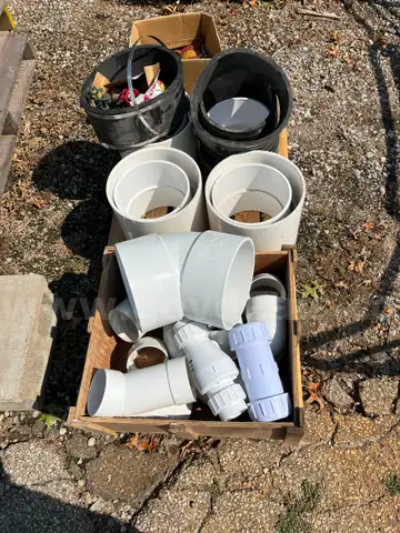 1LOT OF PLASTIC PVC &#x26; BRASS VALVES