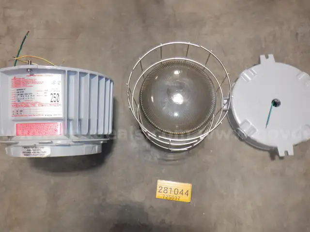 Cooper Crouse‑Hinds DMVM250/MT luminaire qty 13