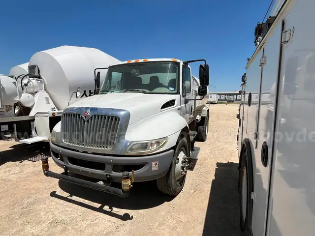 2011 International 4300 DuraStar 2,000 Gallon Water Truck
