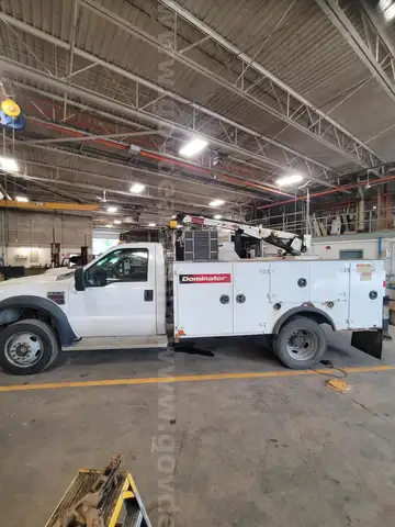 2008 Ford F-550 w/ Service Body and Crane, 4x4