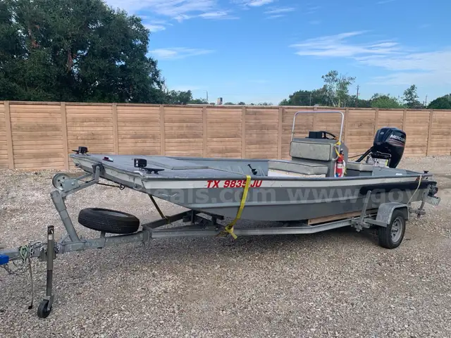 Flat bottom boat
