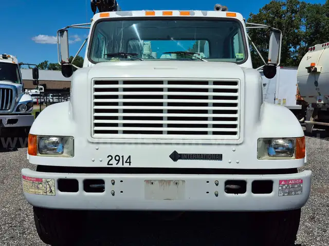 2002 International 4700 Service Truck with Crane
