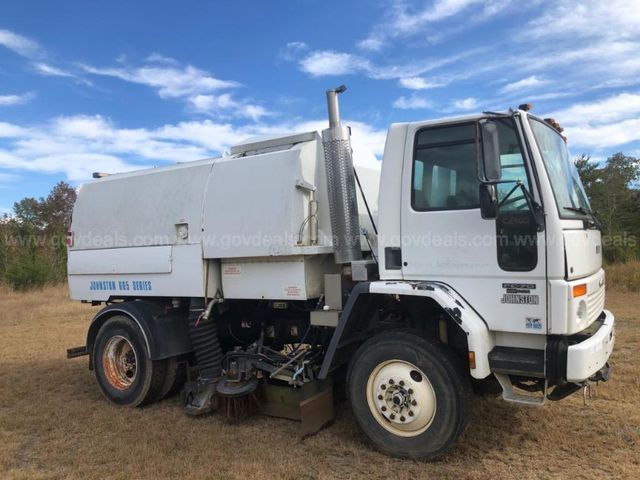 2003 Johnston 605 on 2003 Freightliner FC-70 Street Sweeper | AllSurplus