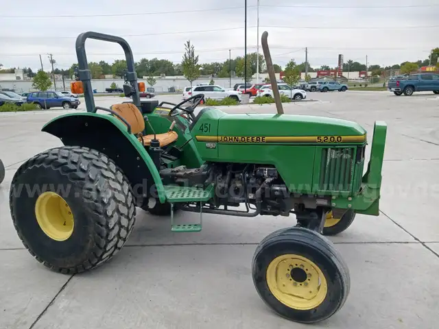 JOHN DEERE 5200 Tractor
